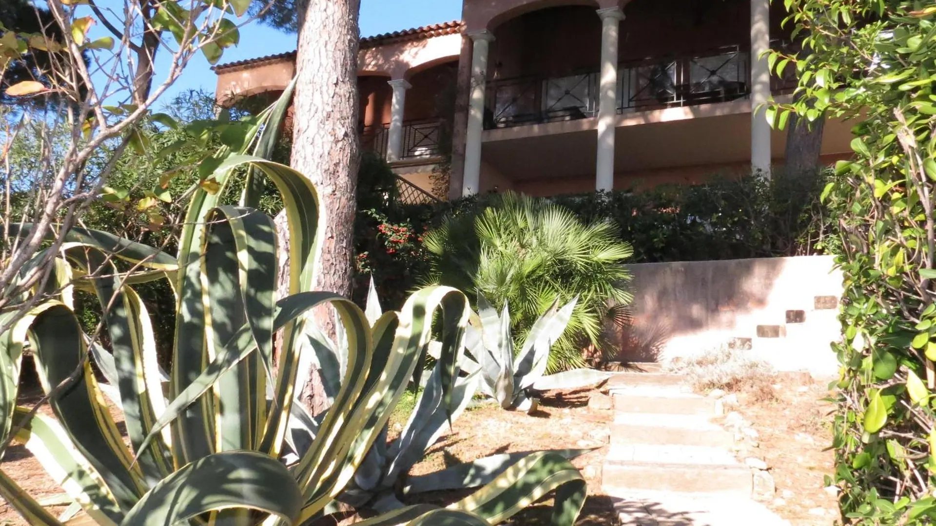 Appartement 2 Pieces Avec Jardin, Garage Et Piscine A Sainte-Maxime - Fr-1-780-45 Daire