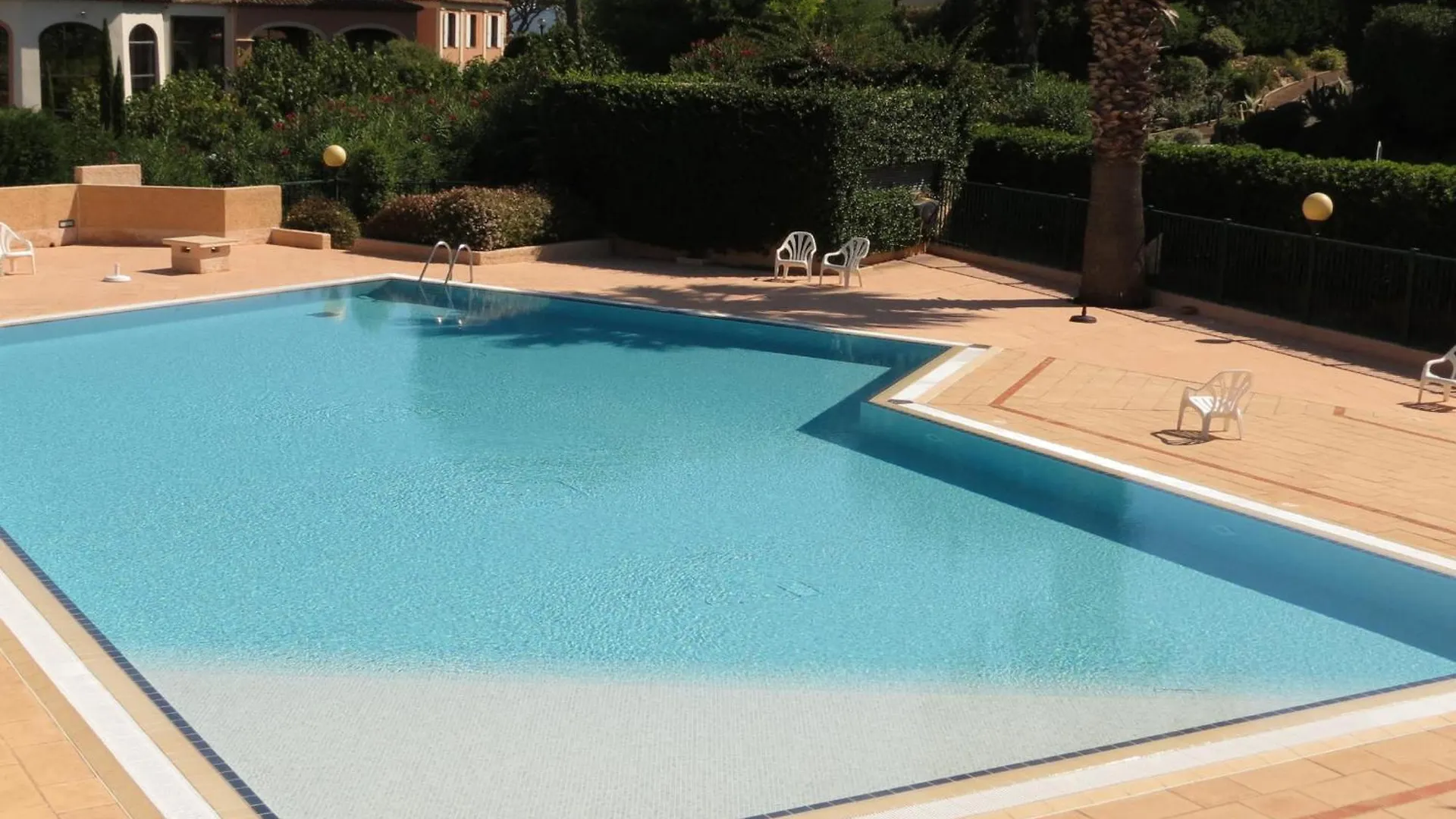 Daire Appartement 2 Pieces Avec Jardin, Garage Et Piscine A Sainte-Maxime - Fr-1-780-45