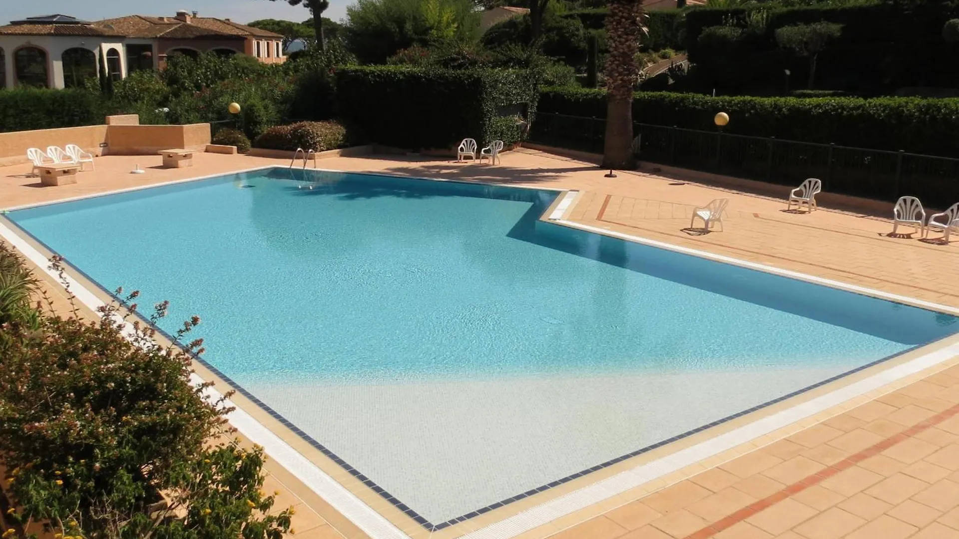 Appartement 2 Pieces Avec Jardin, Garage Et Piscine A Sainte-Maxime - Fr-1-780-45 0*,