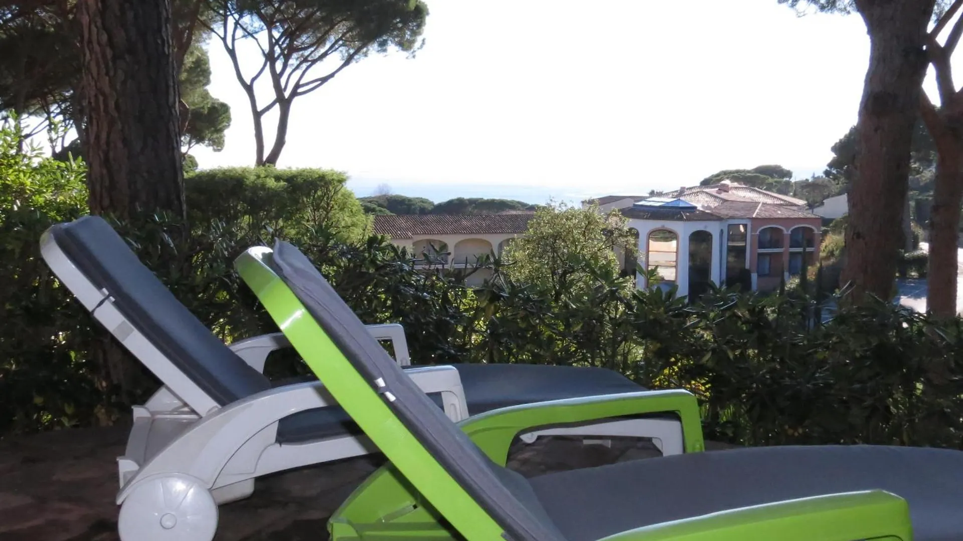 Appartement 2 Pieces Avec Jardin, Garage Et Piscine A Sainte-Maxime - Fr-1-780-45 Daire